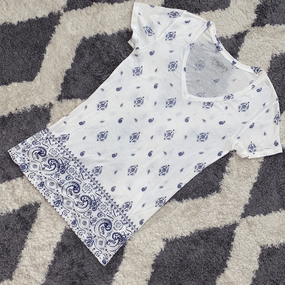 Mudd paisley everyday tee size small
